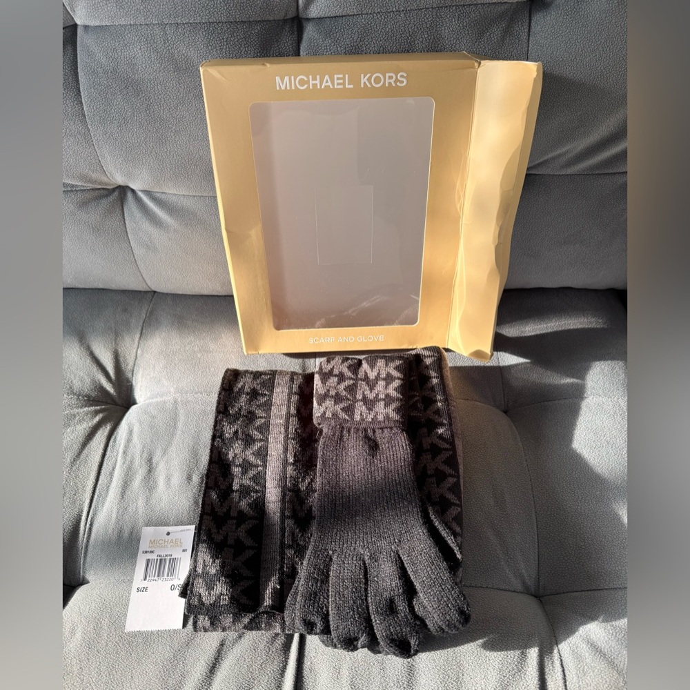 Michael Kors Women`s Logo Knit Scarf & Gloves 2 Piece Set in Black/Grey